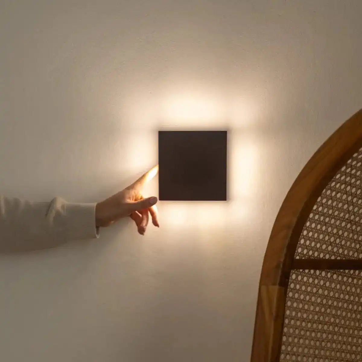 Lane Black kabellose Wandleuchte – wiederaufladbare und dimmbare Lampe aus Naturholz