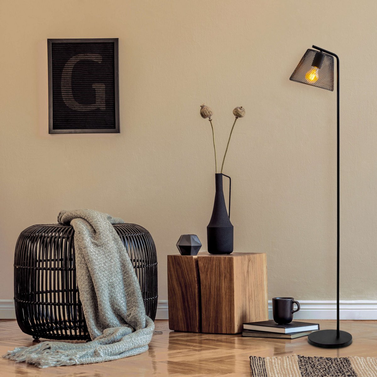 Stehleuchte "KORIE", Stehlampe aus Metall in Schwarz, mit E27-Fassung, 140 cm hoch, für Wohnbereich und Büro.
