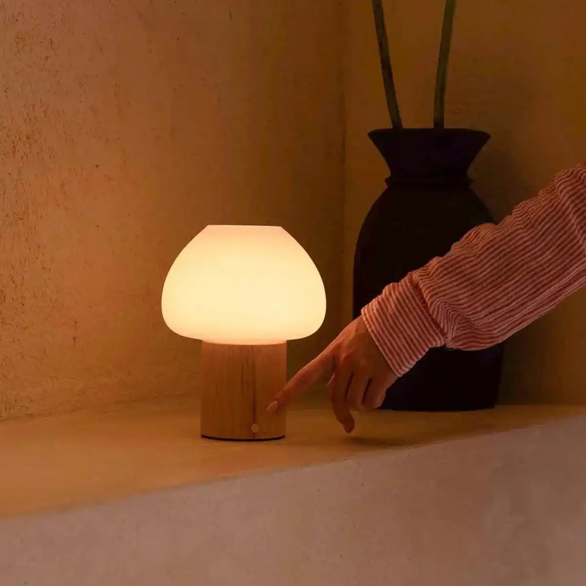 Fynn Hellbraune Holzlampe – wiederaufladbar, dimmbar und stilvoll