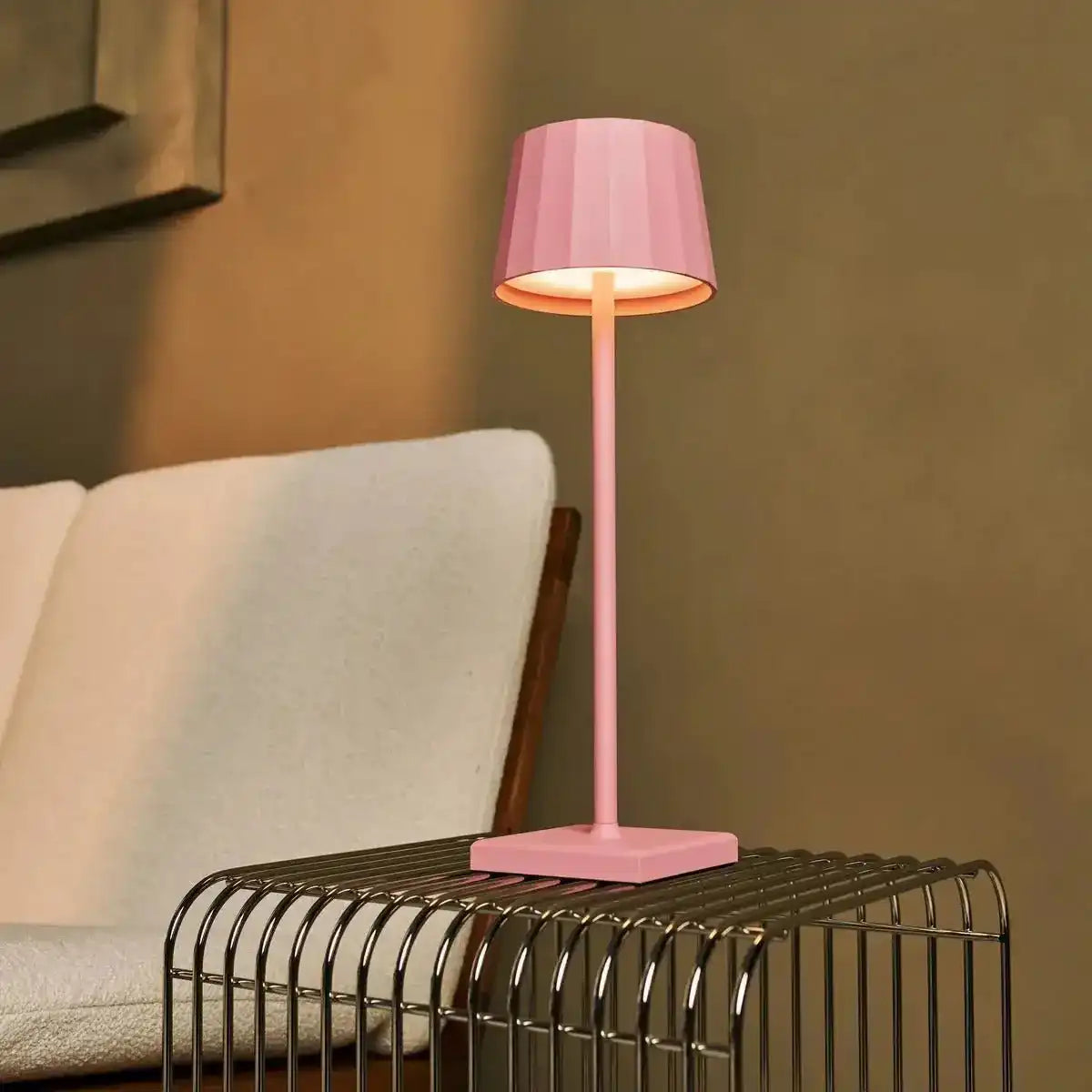 Combi Set Professional-4 x Wouter Flamingo Pink wiederaufladbarer Tischlampen & 1 x Amstel Wireless Ladestation mit Qi-Technologie
