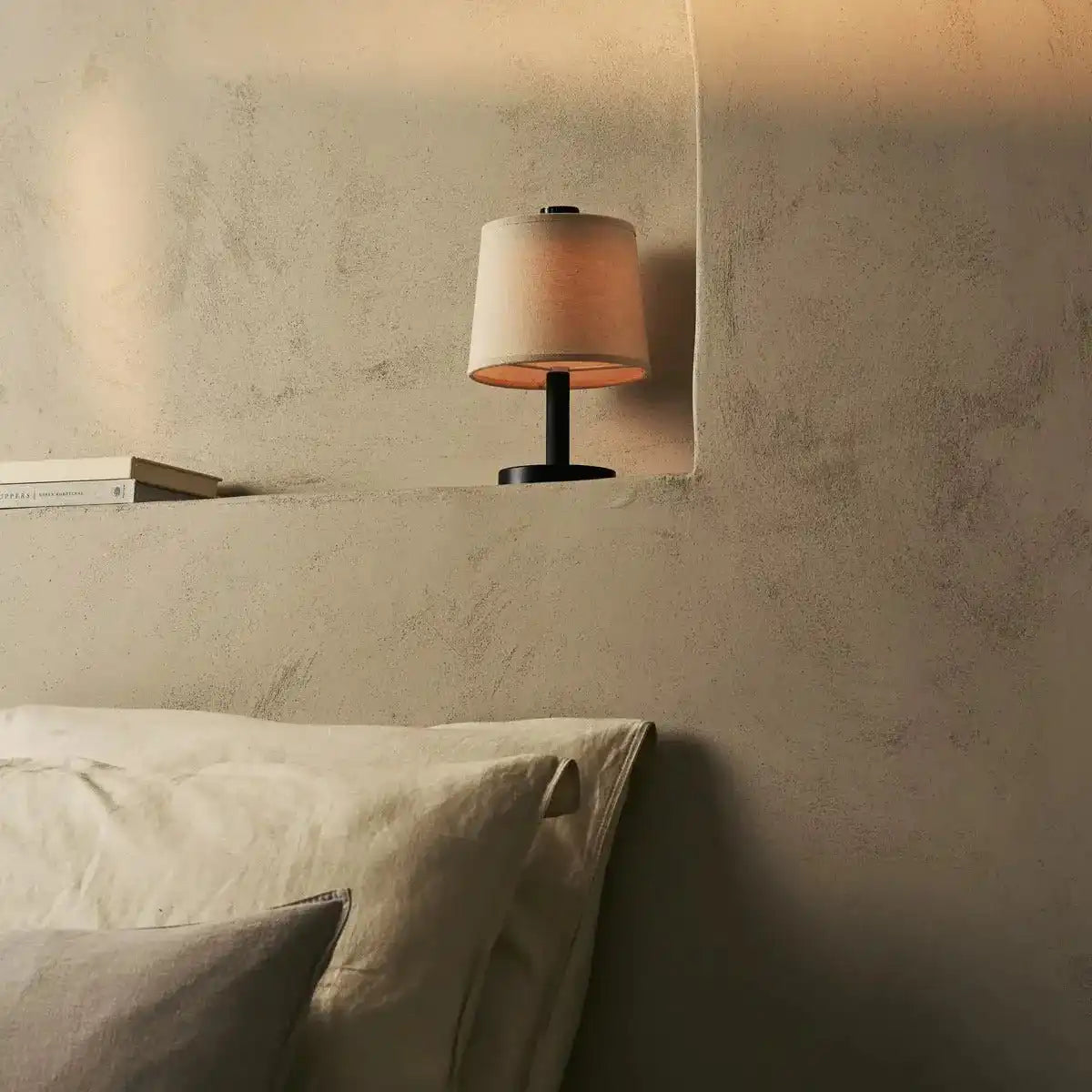 Rover Schwarze Holzlampe - wiederaufladbar, schnurlos und dimmbarer Schatten