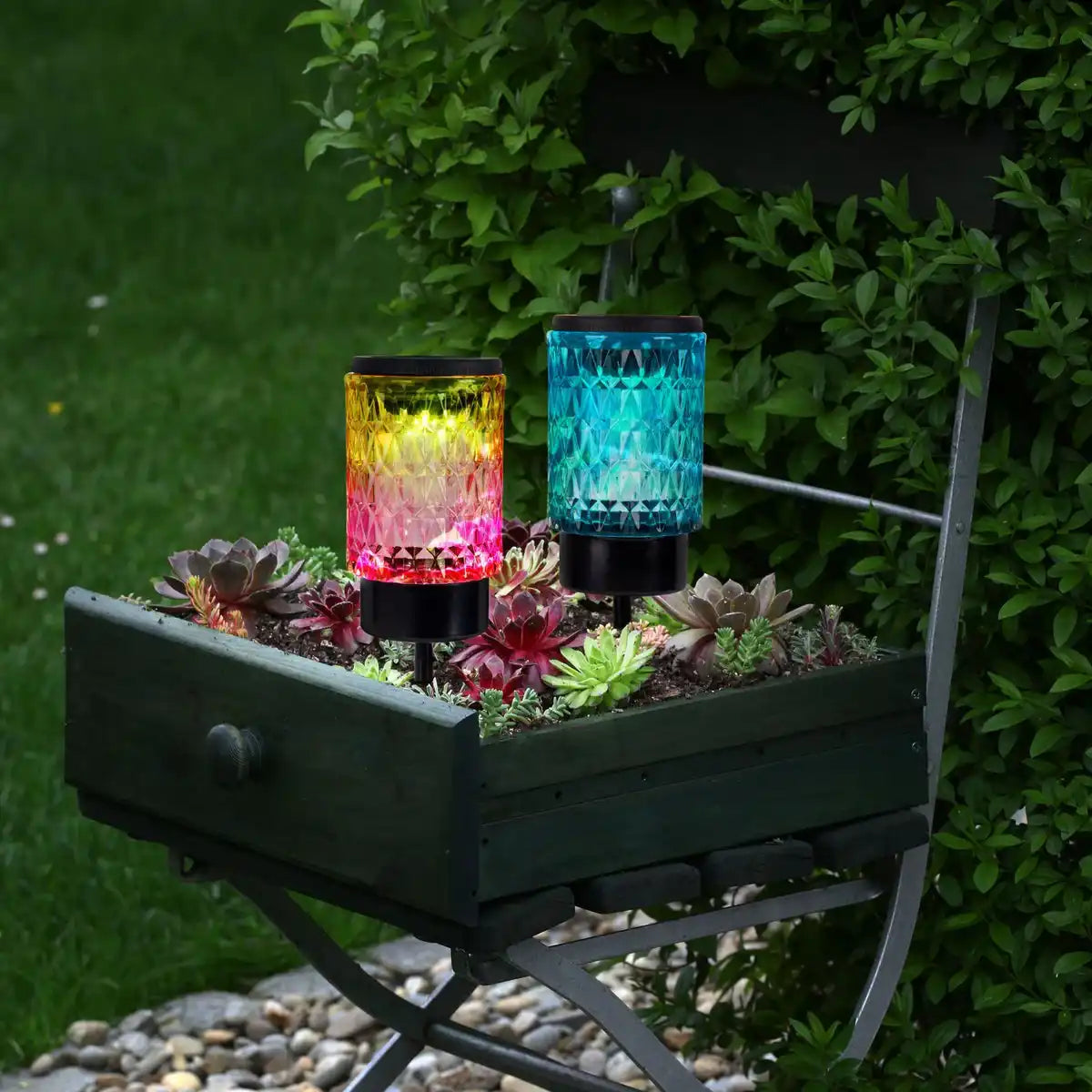Solar-Dekoerdspieße "MILA"2er Set, Ø 8,3 cm, 25 cm hoch, schwarzes Metall, schweres, strukturiertes Glas in Rot/Gelb und in Blau/Grün, integrierte LED, warmweiß