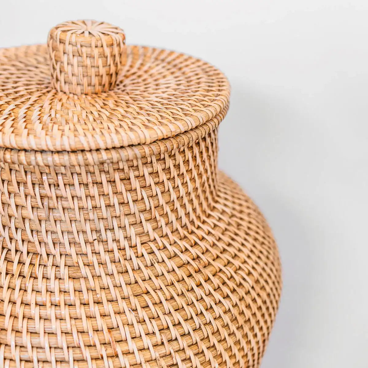 Geflochtene Rattanvase rund – Große Boho Dekovase – Vase hoch & schmal – Bodenvase handgefertigt aus Naturfasern (Ø 30 cm) KIDUNG