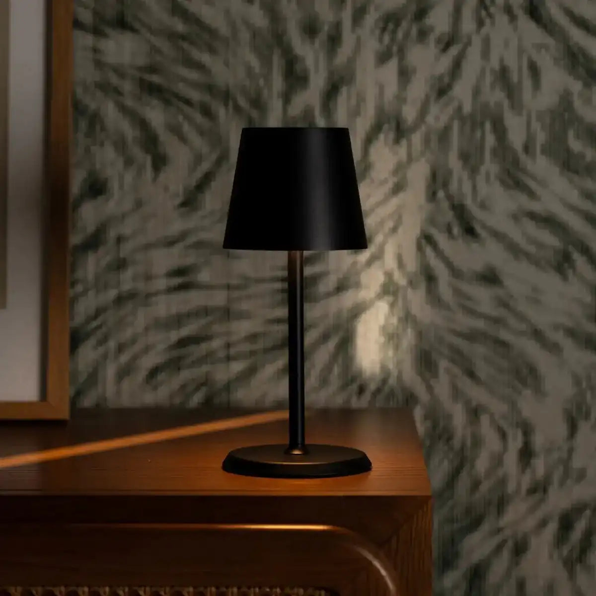 James Black wiederaufladbare Tischlampe aus Eisen – kabellos, dimmbar und elegant