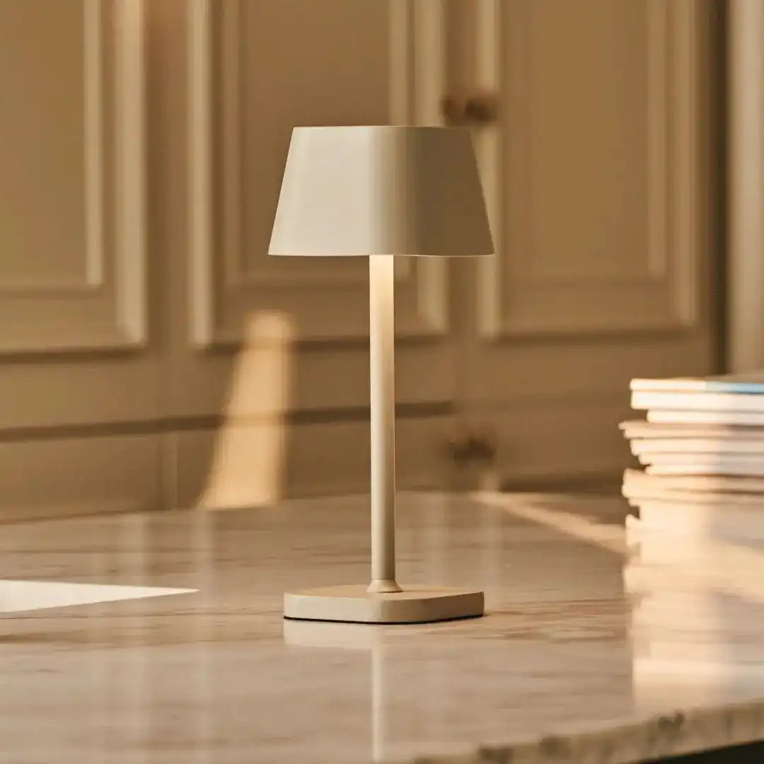 Ava Shadow Grey - wiederaufladbare Tischlampe | Stilvoll, schnurlos und dimmbar