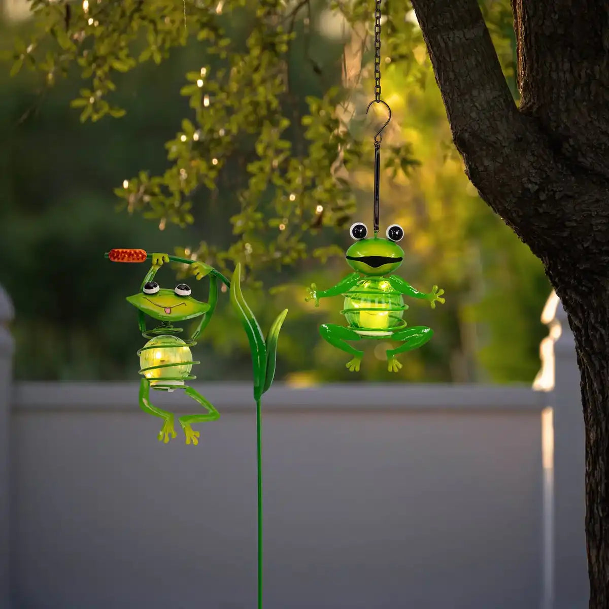 2er Set Solar-Deko-Hängeleuchte "FROSCH" ca. 20 und 66 cm hoch, aus bemaltem . Dämmerungssensor;