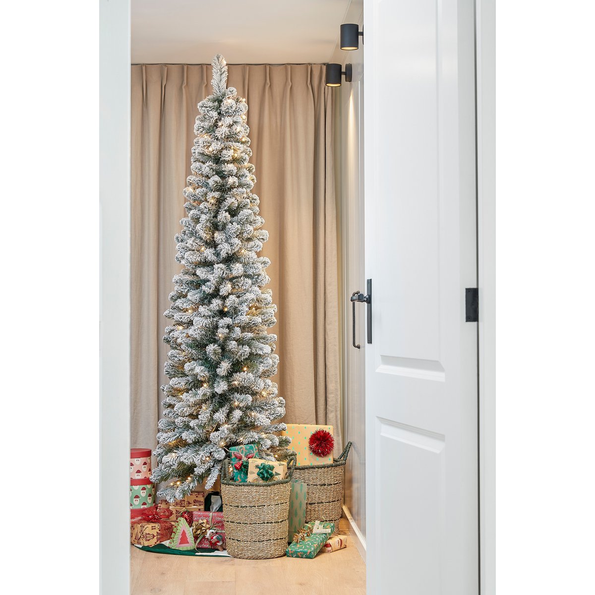 Schmaler künstlicher Weihnachtsbaum von Charlton mit warmweißer LED-Beleuchtung – H260 x Ø63 cm – Grün gefrostet