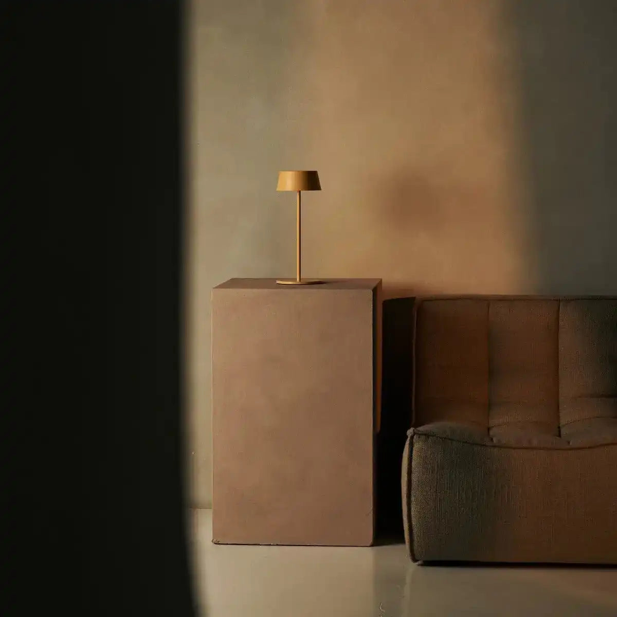 Hugo Amber Yellow Wiederaufladbare Tischlampe aus Eisen – dimmbar, stilvoll und kabellos