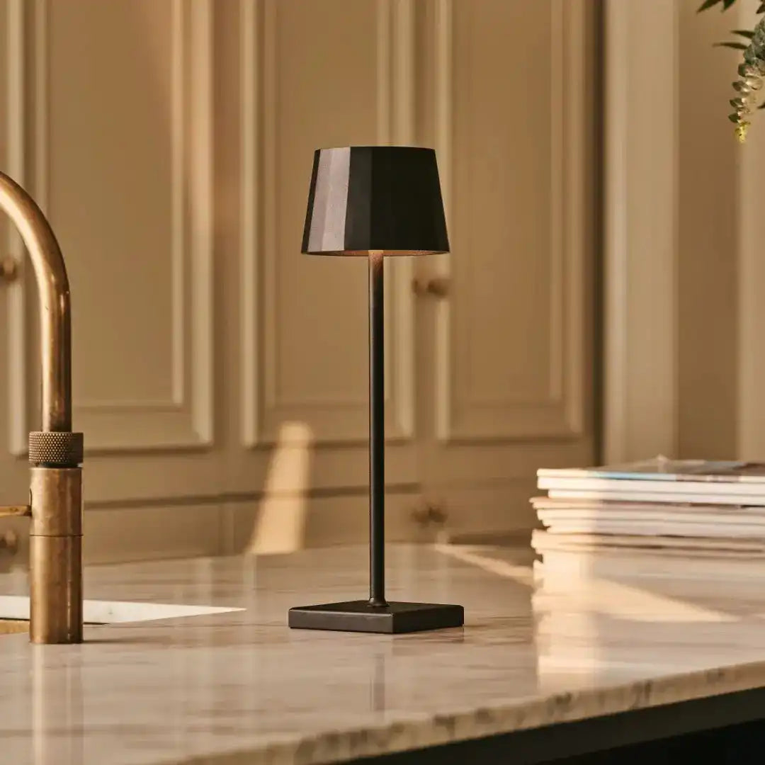 William Black wiederaufladbare Tischlampe aus Eisen – 120-Stunden-Akku, dimmbar, USB-C-Aufladung