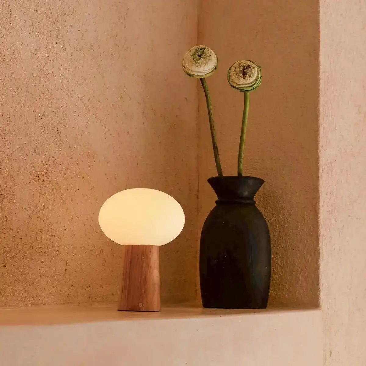 Max hellbraunes Holz wiederaufladbarer Tischlampe mit Glas & wiederaufladbarem Akku | Dimmbare und vielseitige Beleuchtung