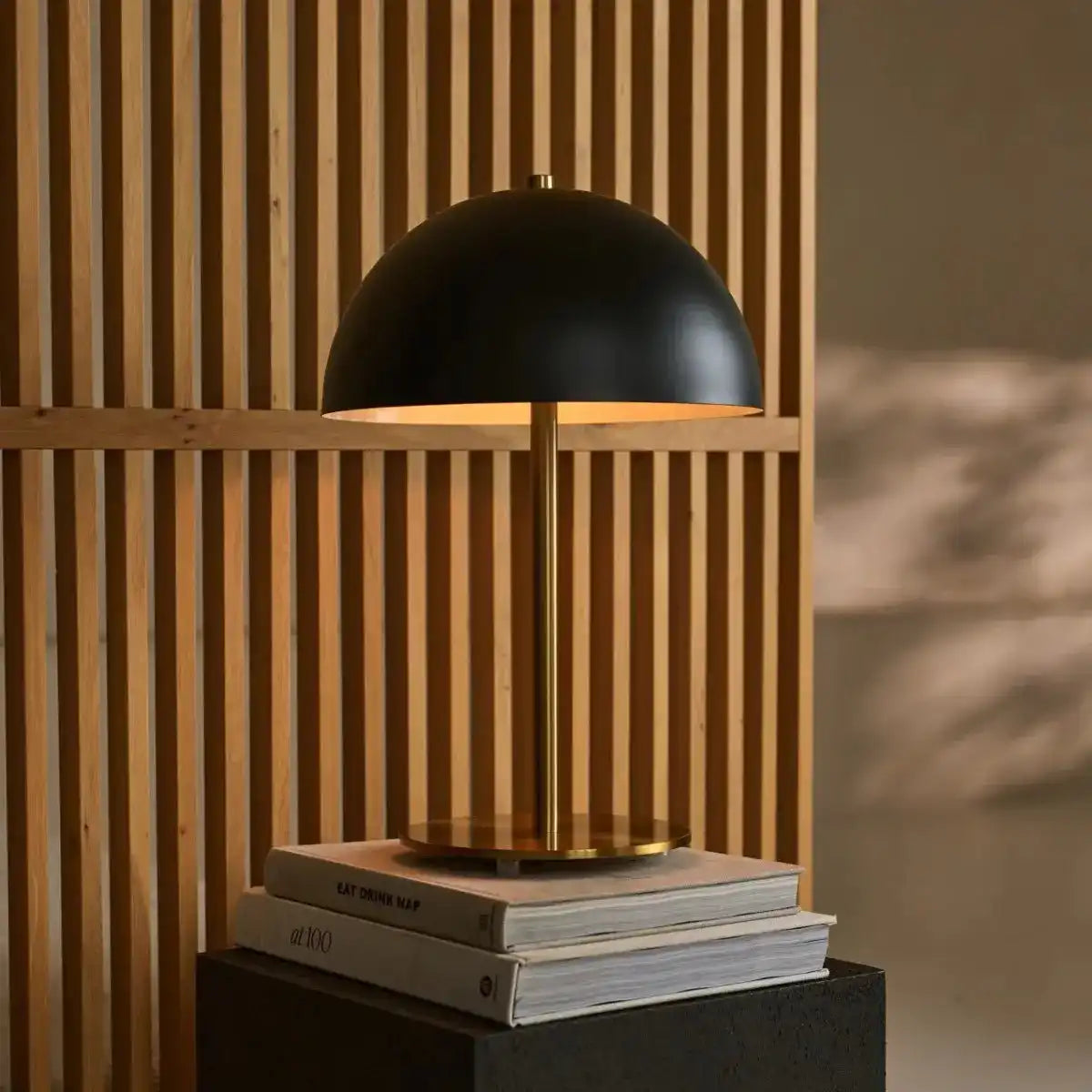Lola Gold & Black Tischlampe – Elegantes Metalldesign mit Ein-/Ausschalter