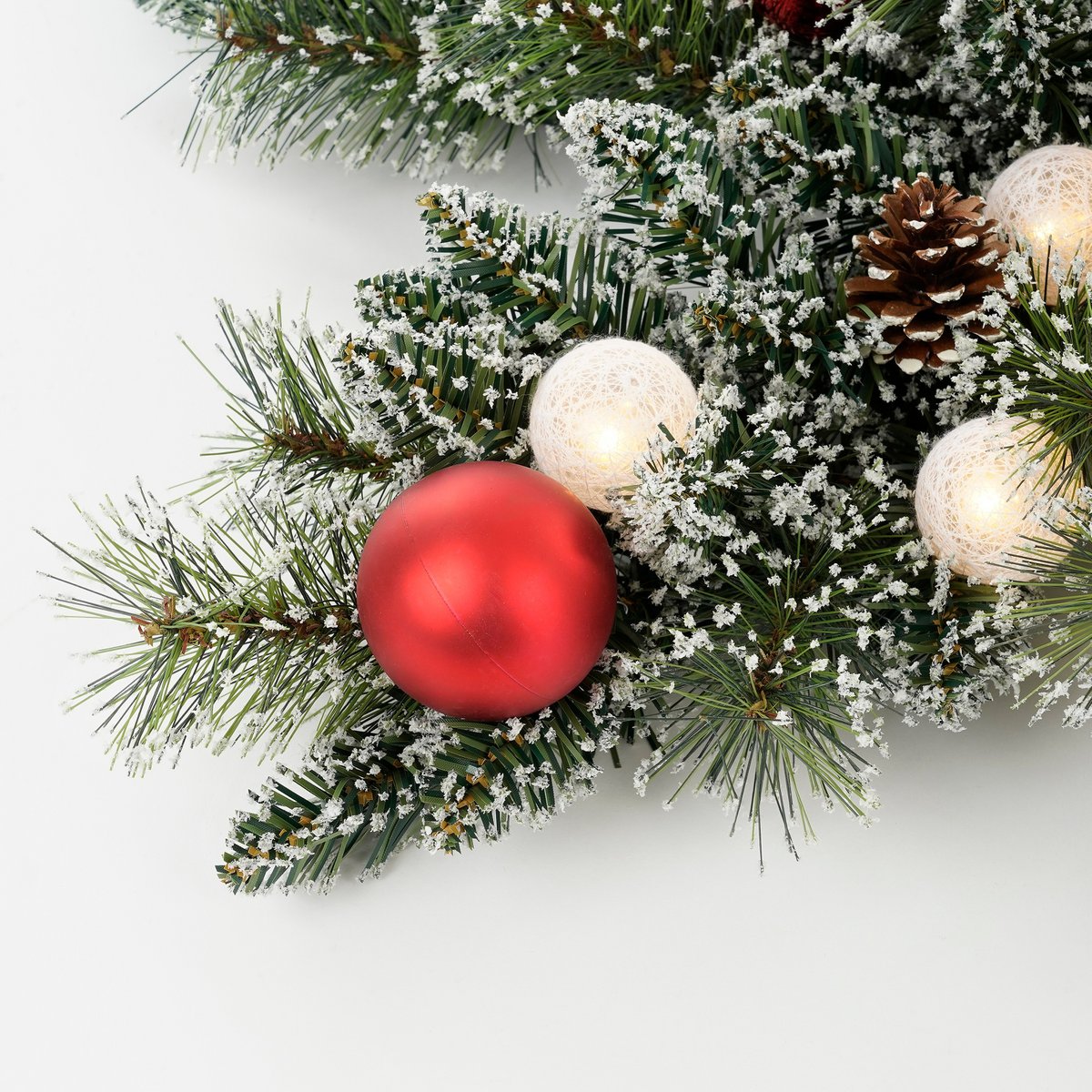 Weihnachtskranz Stern mit warmweißer LED-Beleuchtung – Ø90 cm – Grün gefrostet, Rot