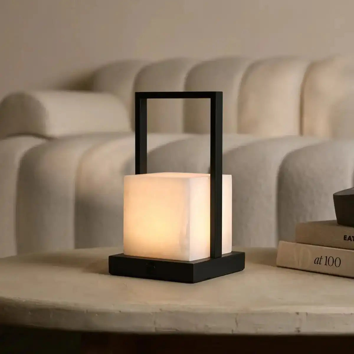 Wiederaufladbare Tischlampe Nola aus Alabaster l Drei Lichtmodi und wiederaufladbar
