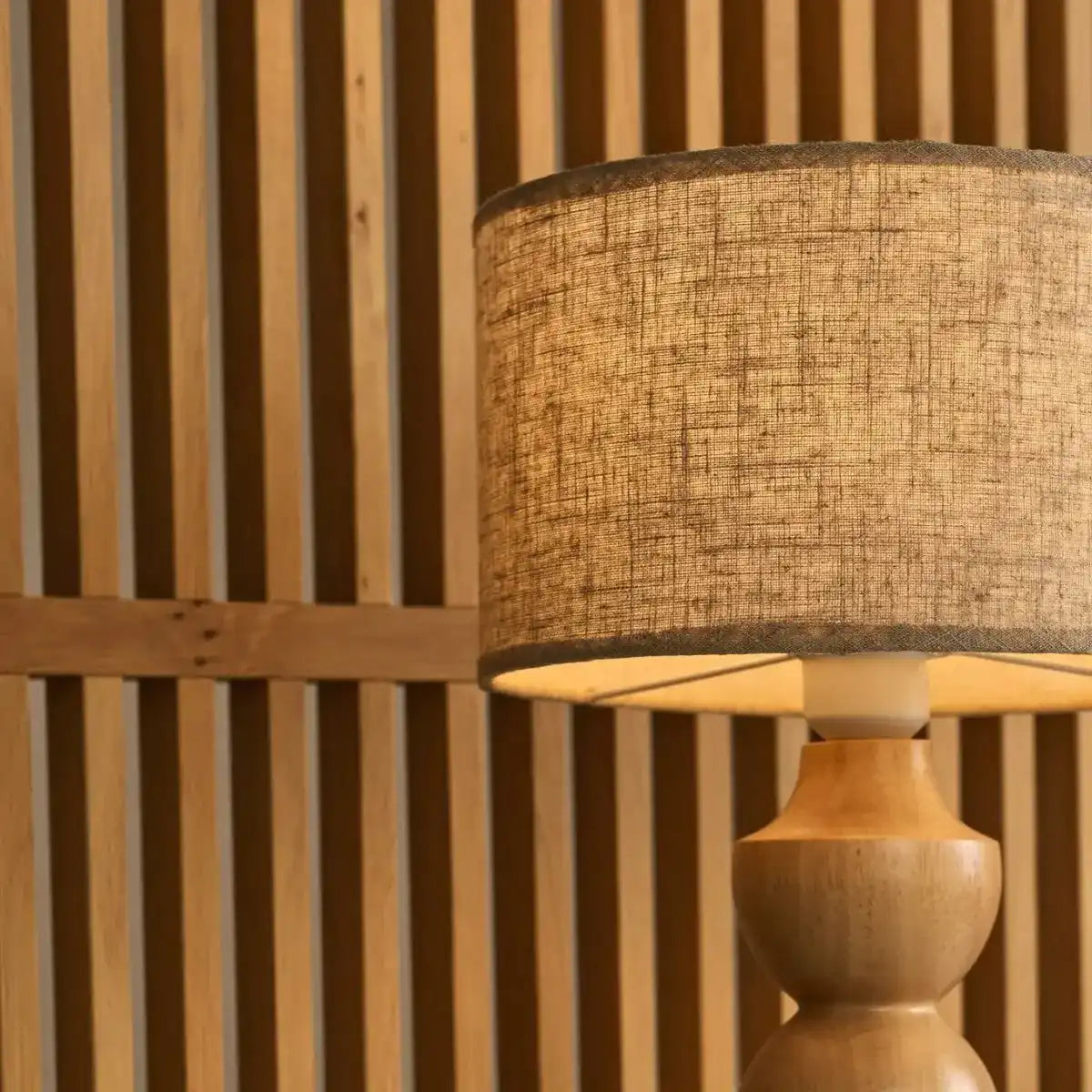 Oliver Hellbraun Holzlampe mit Beige Schatten | Elegantes geometrisches Design für Ihr Zuhause