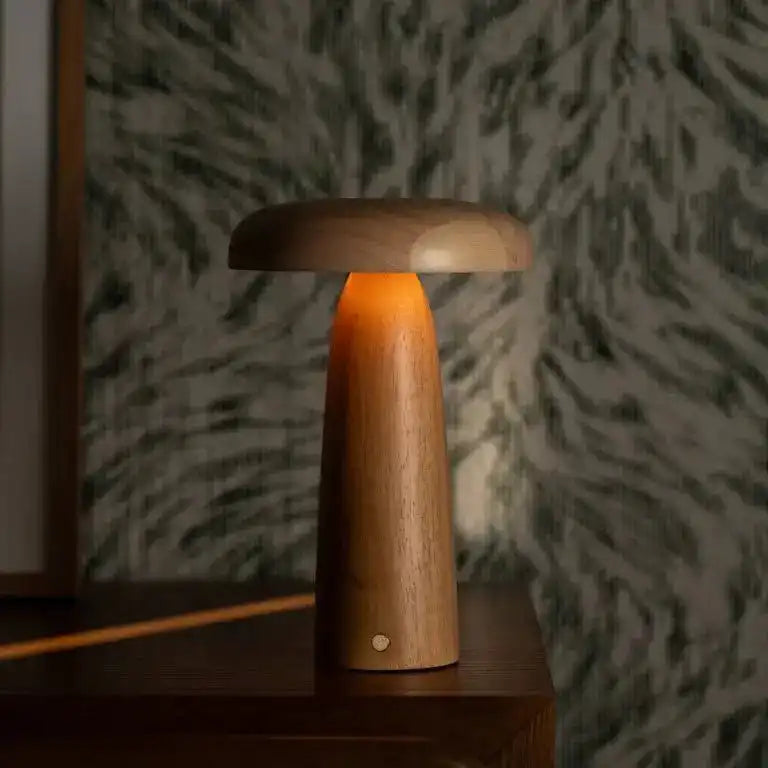 Lennart Tischlampe aus Holz – wiederaufladbare, dimmbare und kabellose Beleuchtung