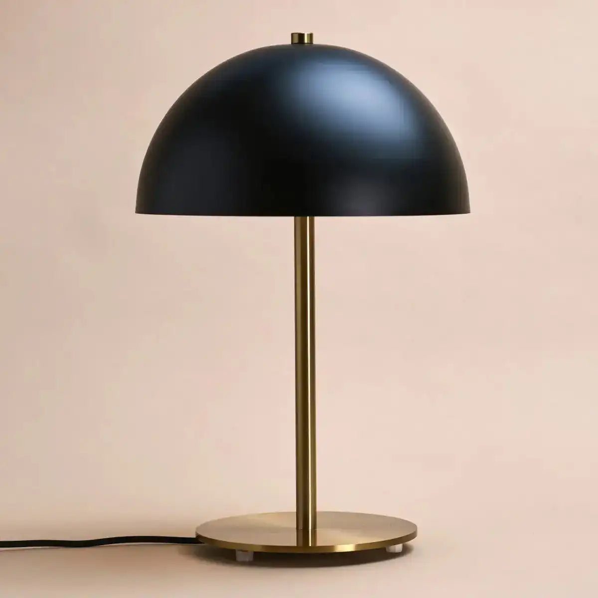 Lola Gold & Black Tischlampe – Elegantes Metalldesign mit Ein-/Ausschalter