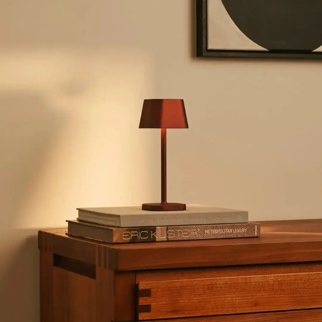 AVA Bronze - wiederaufladbare Tischlampe | Stilvoll, schnurlos und dimmbar