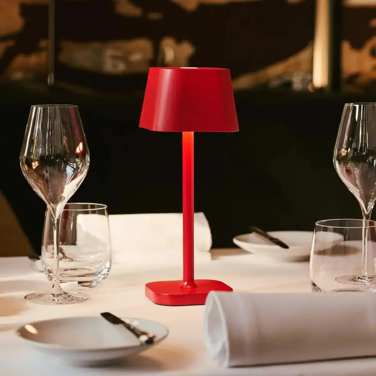 Ava Berry Red wiederaufladbare Tischlampe | Stilvoller, schnurloser Lampe und dimmbar