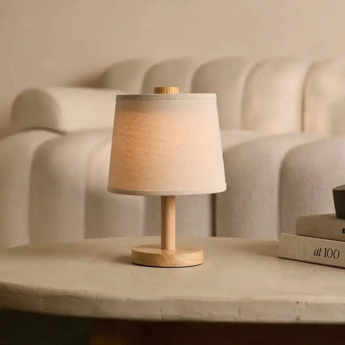 Rover Hellbraune wiederaufladbare Holzlampe | Kabellos, dimmbar mit Stoffschirm
