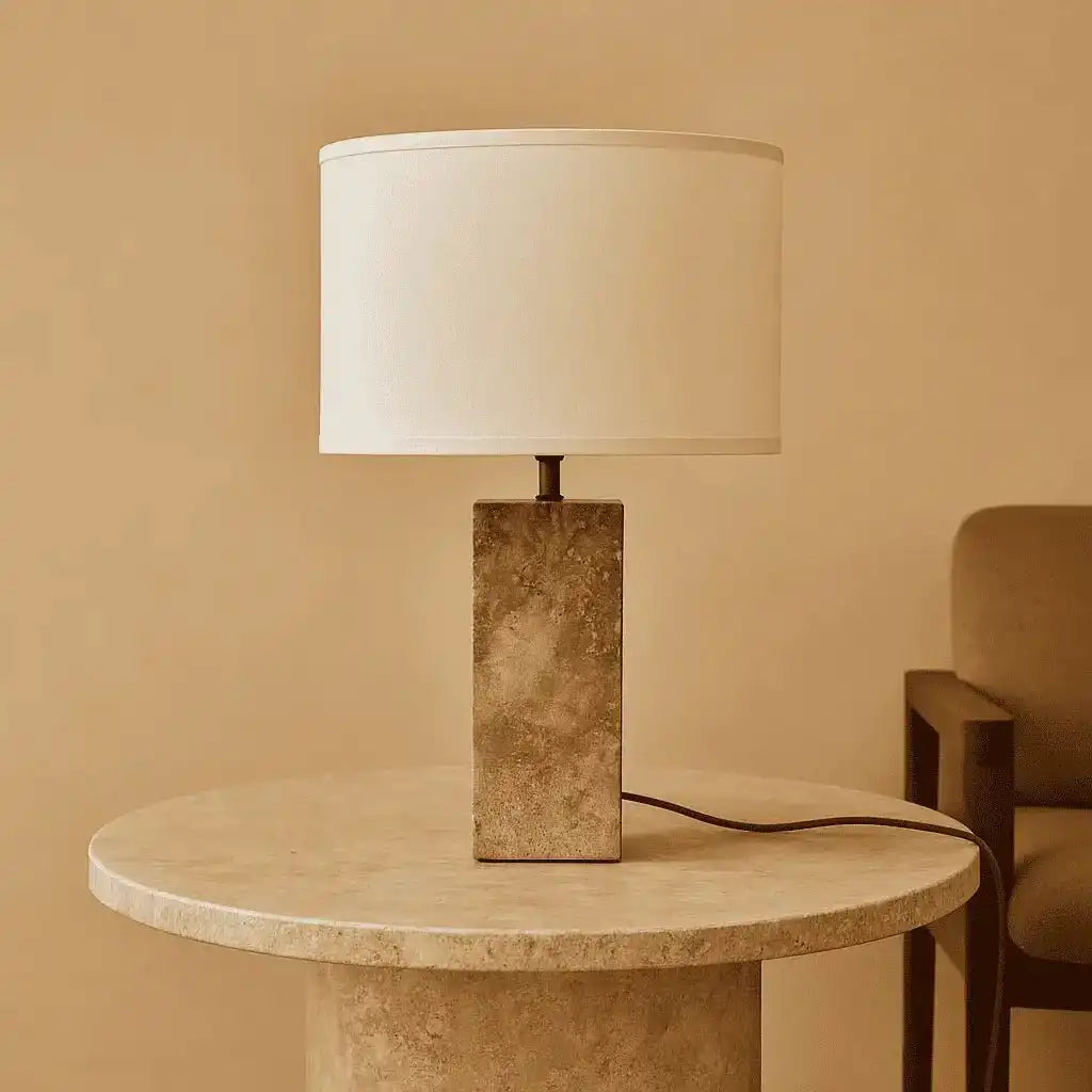 Rosie Travertinlampe – Eleganter Naturstein mit Baumwollschirm