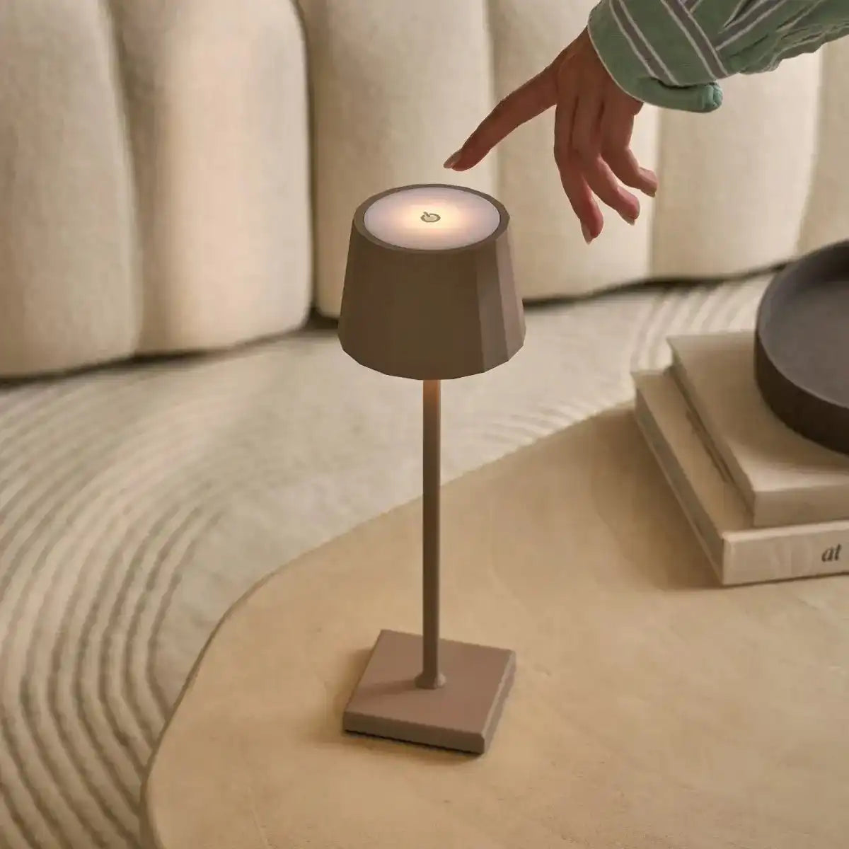 Combi Set Professional-4 x Wouter Koala Brown wiederaufladbare Tischlampen & 1 x Amstel Wireless Ladestation mit Qi-Technologie