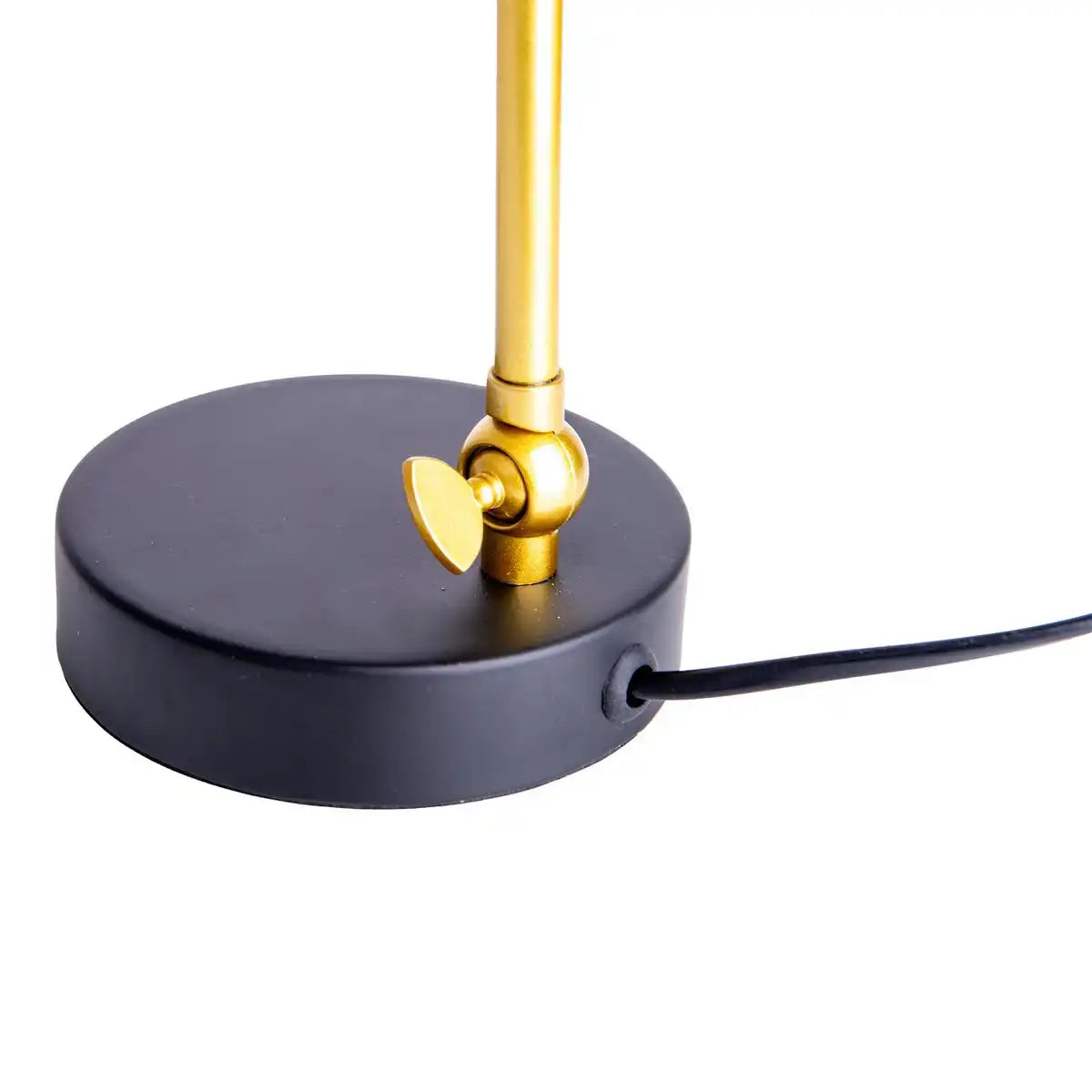 Die Tischleuchte "TRITON" aus schwarzem und messingfarbenem Metall ist 42,5 cm hoch, hat eine E14-Fassung und ist ideal für Wohnzimmer, Diele, Büro oder Nachtisch
