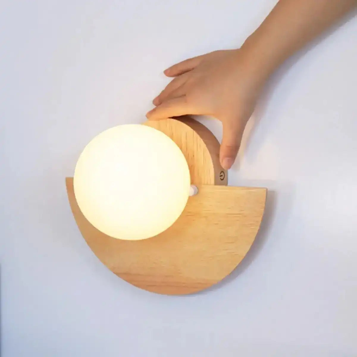 Kane Hellbraune kabellose Wandleuchte – wiederaufladbare Lampe aus Holz und Glas