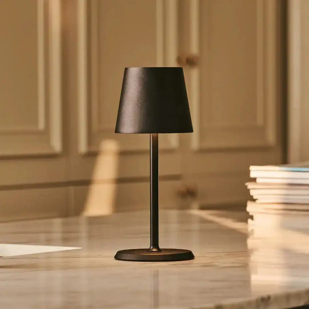 James Black wiederaufladbare Tischlampe aus Eisen – kabellos, dimmbar und elegant