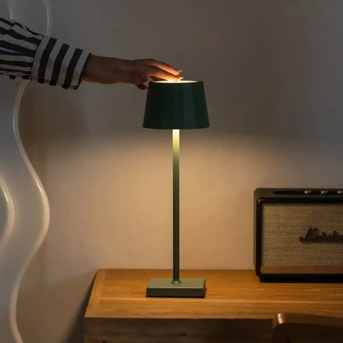 William Sage Green Wiederaufladbare Tischlampe – USB-C, dimmbar, 120-Stunden-Akku
