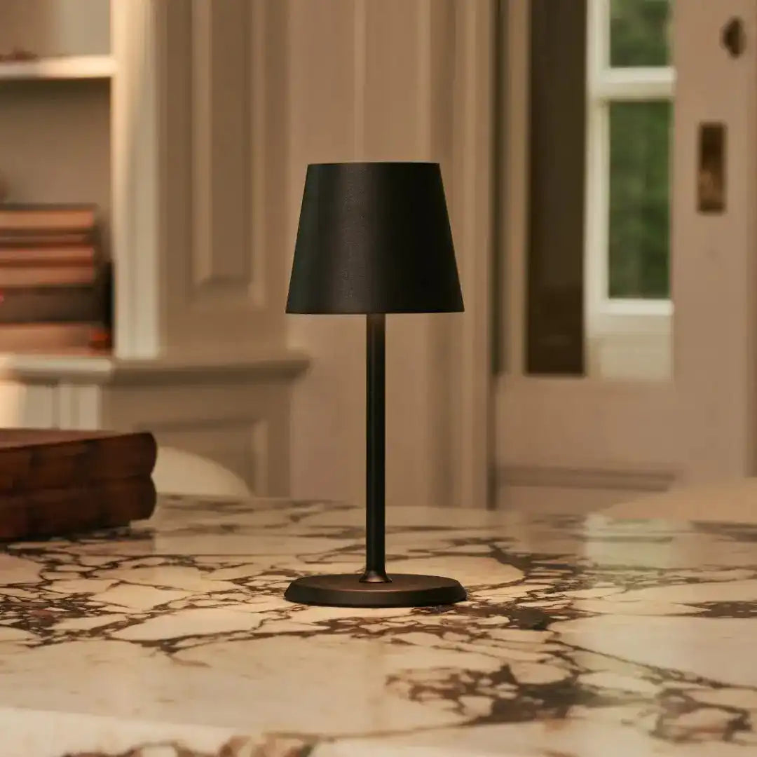 James Black wiederaufladbare Tischlampe aus Eisen – kabellos, dimmbar und elegant