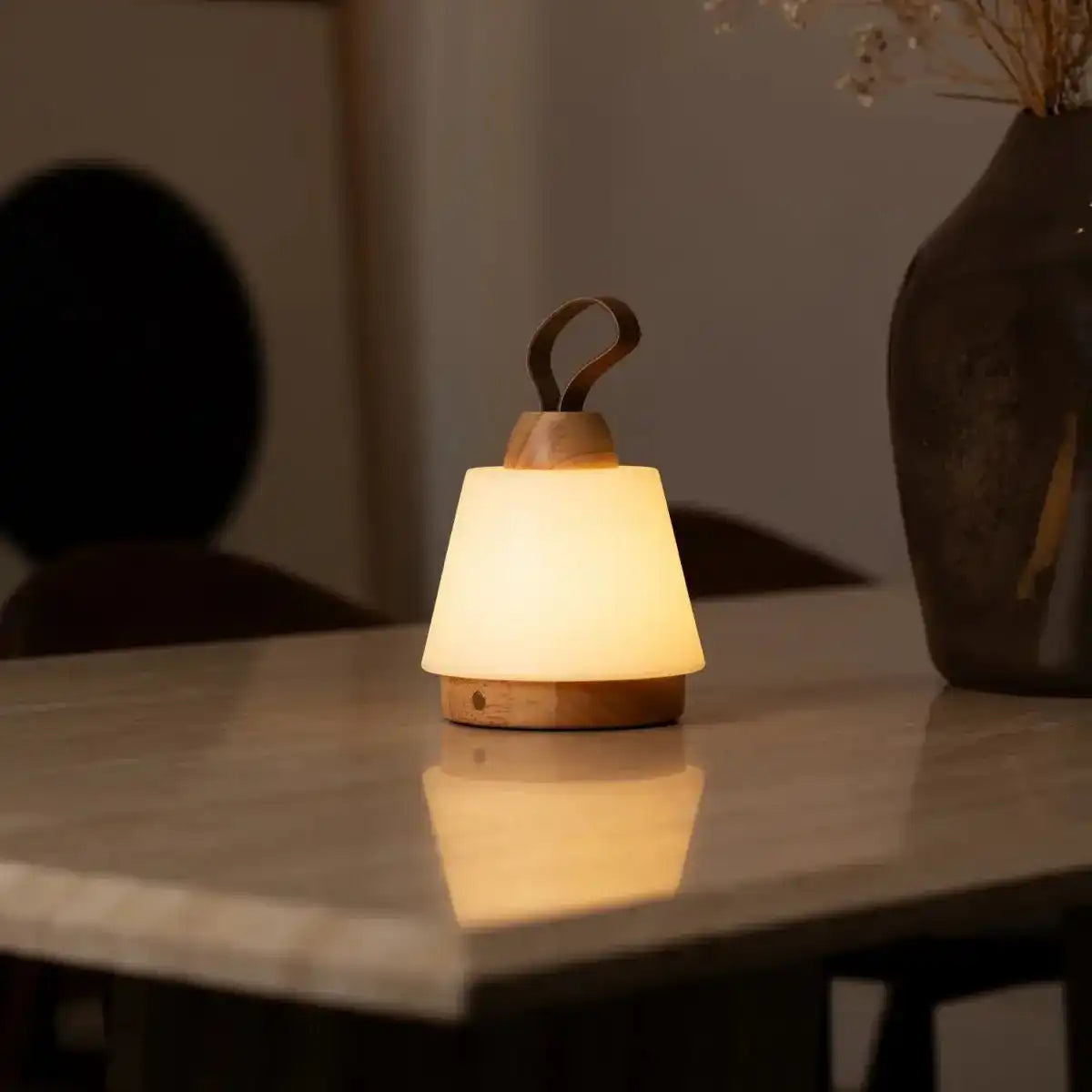 Liv Hellbraune wiederaufladbare Lampe – Lederband, dimmbar, kabellos
