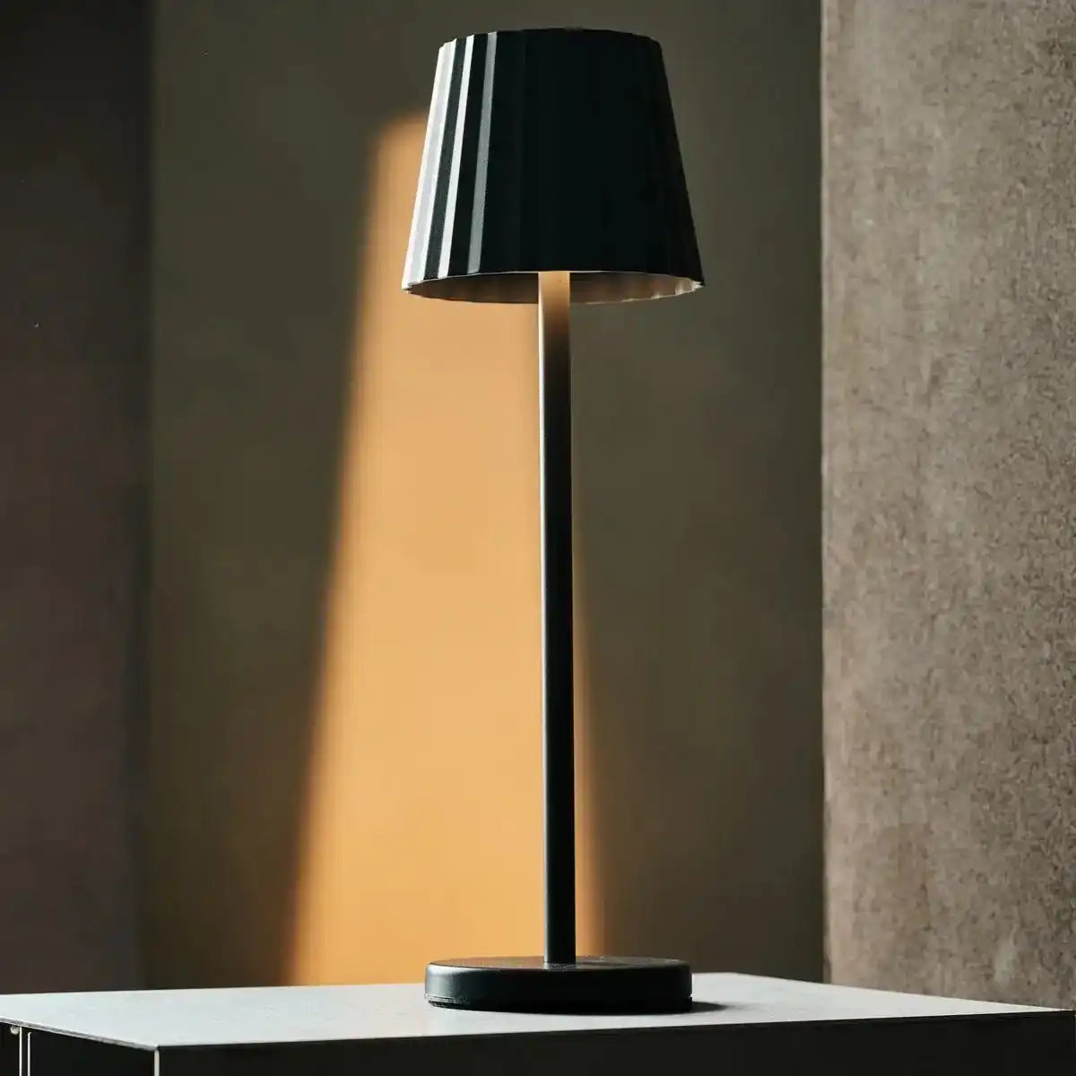 Maya Stone Grey Rippes Tischlampe aus Eisen - dimmbare Lampe und 3 Lichtmodi, wiederaufladbar über drahtlose Ladestation