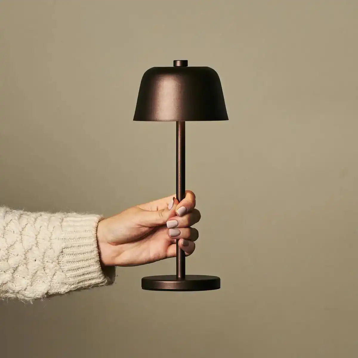 Anton Espresso Brown wiederaufladbare Tischlampe | Stilvolle und schnurlose Beleuchtung