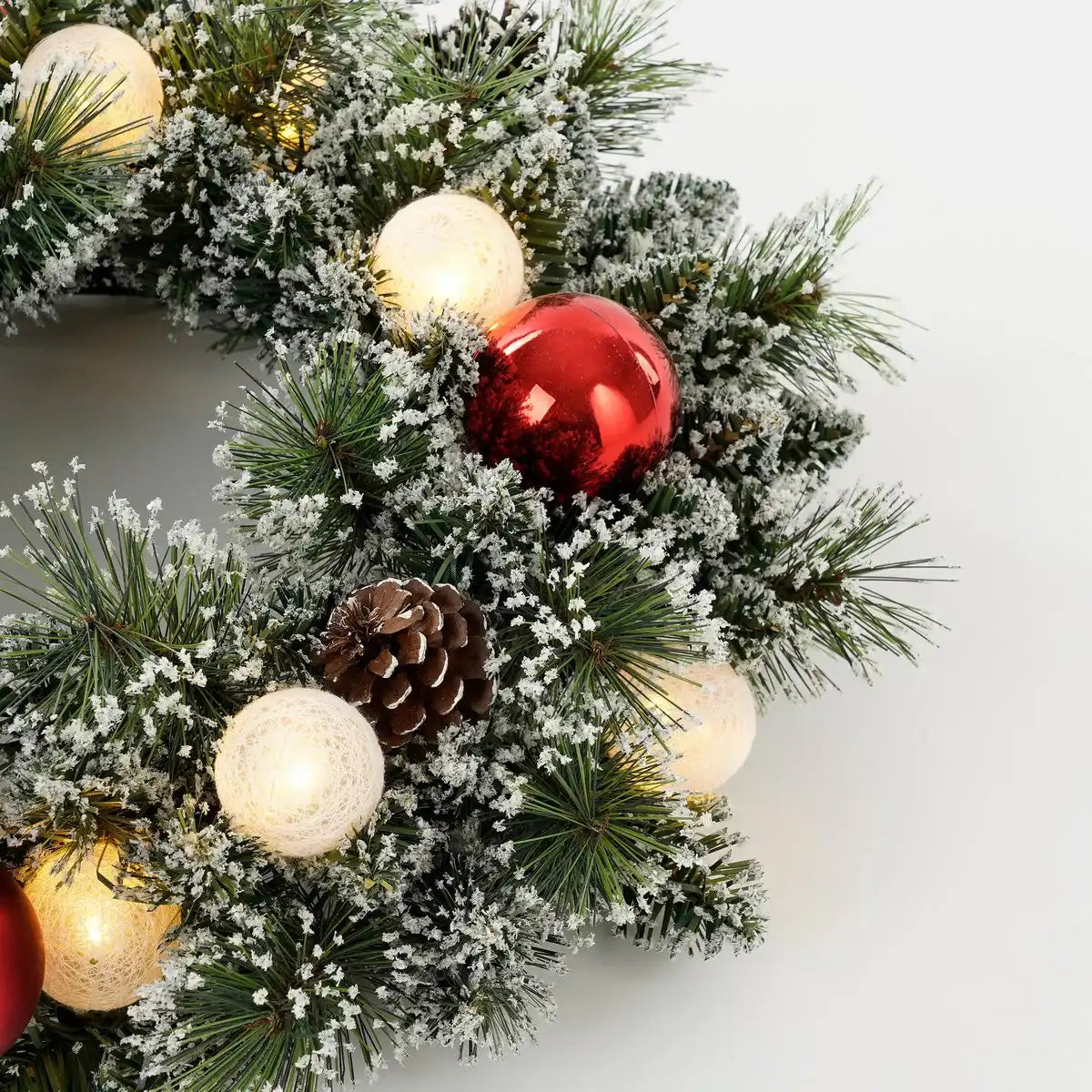 Weihnachtskranz mit warmweißer LED-Beleuchtung – Ø45 cm – Grün gefrostet, Rot