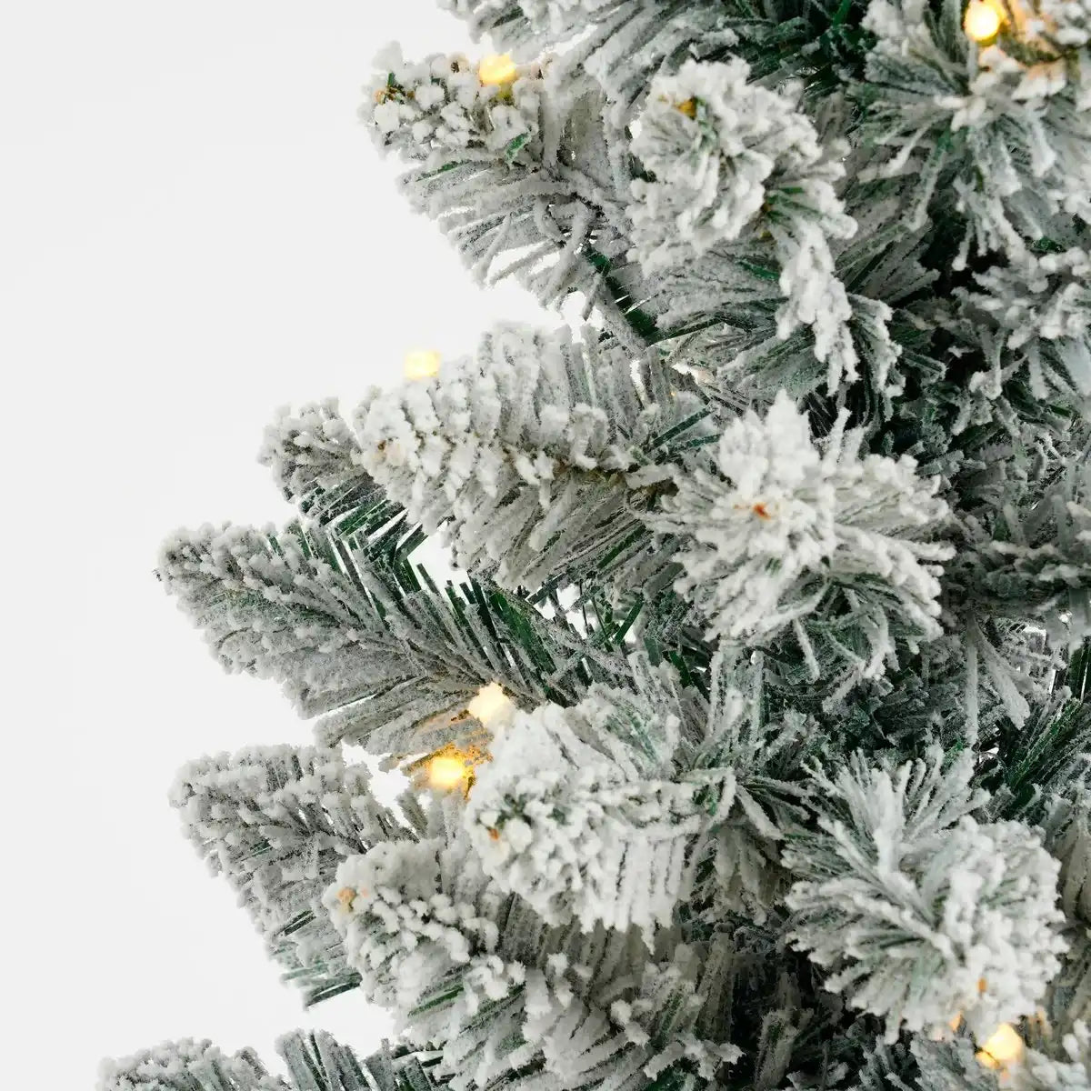Schmaler künstlicher Weihnachtsbaum aus Jute mit warmweißer LED-Beleuchtung – H90 x Ø41 cm – Grün gefrostet