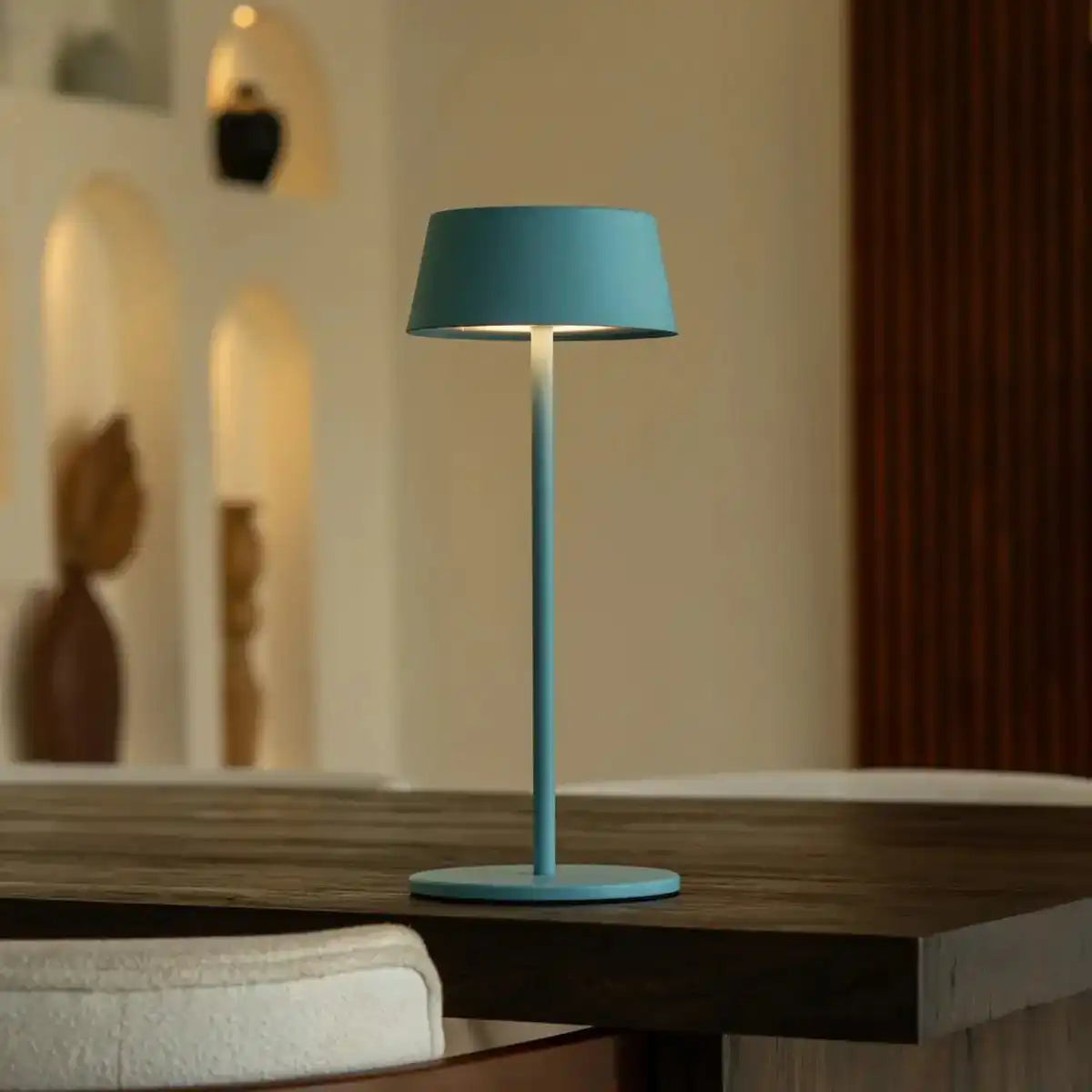 Hugo Amsterdams blaue wiederaufladbare Tischlampe aus Eisen – dimmbar, stilvoll und kabellos