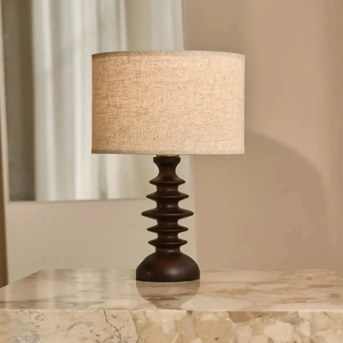 Bodhi Dunkelbraune Holzlampe mit beigem Lampenschirm – Elegante Beleuchtung für jeden Raum