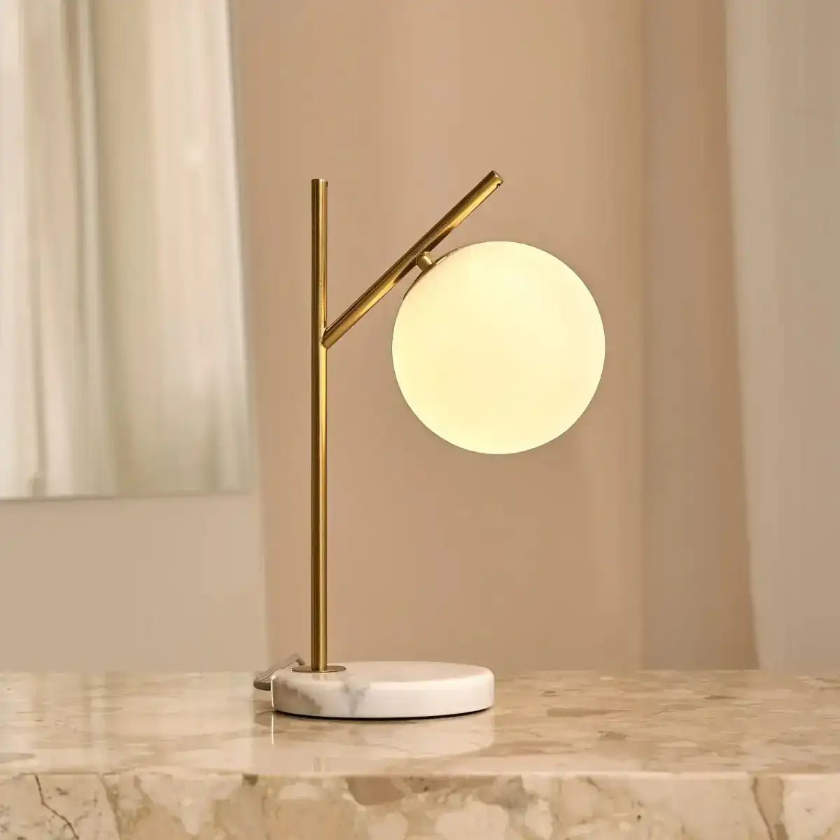 Madison Marmorlampe mit Milchglaskugel – Elegante Tischlampe