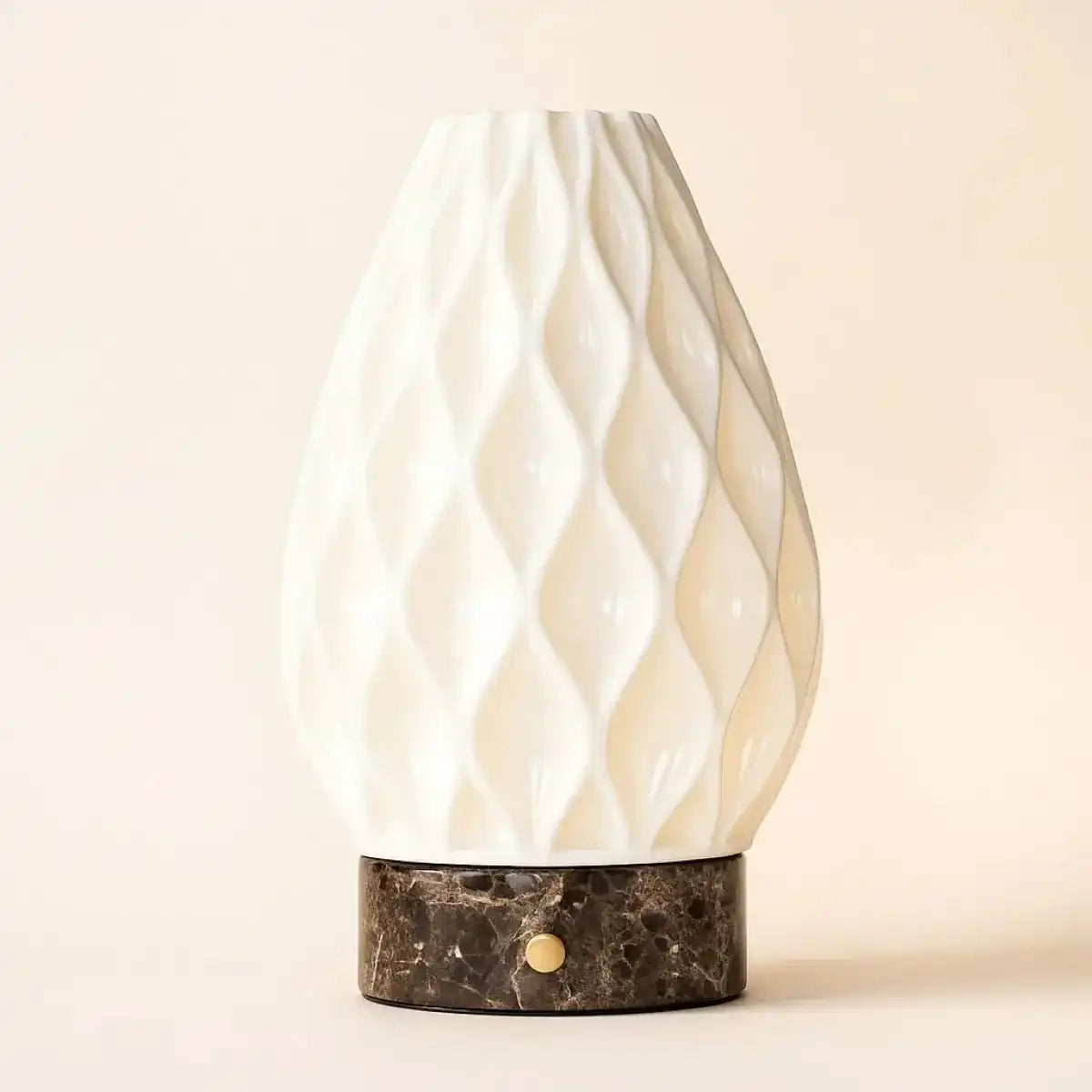 Vela Marble Akku-Tischlampe aus 3D-gedrucktem Porzellan – wiederaufladbar, dimmbar und bis zu 100 Stunden Licht