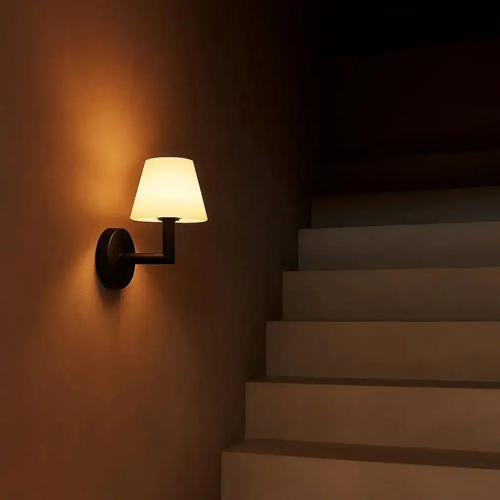 Ted Black Holz wiederaufladbare Wandlampe | Schnurlos und dimmbare Beleuchtung