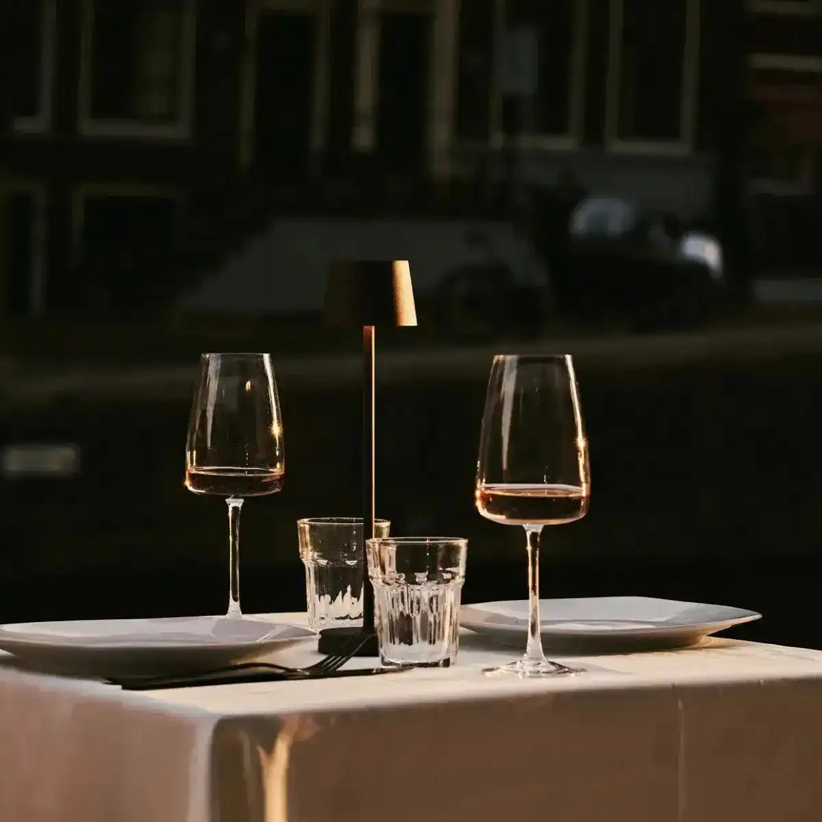 Vondel Mokka Brown wiederaufladbar und schnurloses Lampe perfekt für die Hotellerie - drahtlos wiederaufladbar über Ladestation