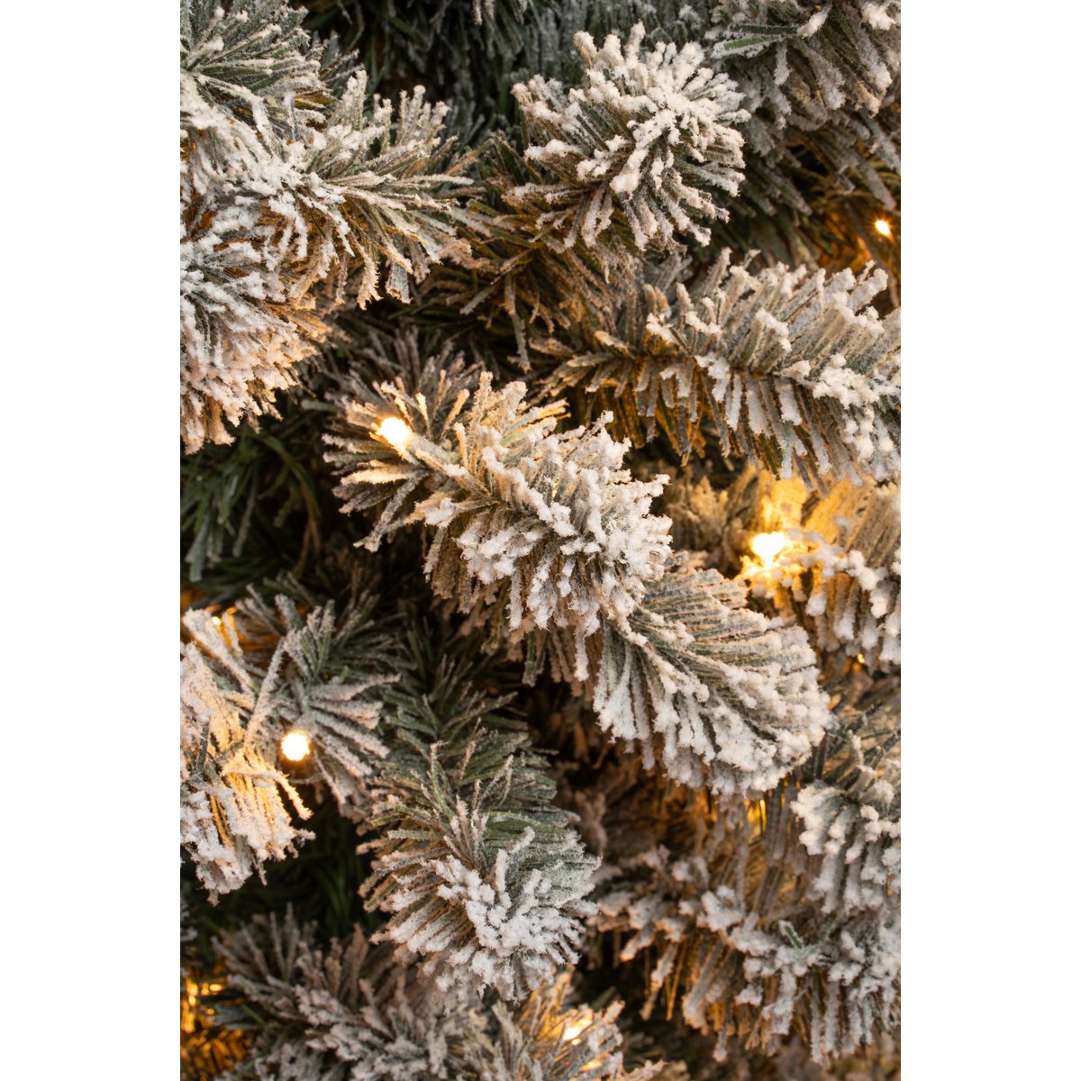 Schmaler künstlicher Weihnachtsbaum von Charlton mit warmweißer LED-Beleuchtung – H260 x Ø63 cm – Grün gefrostet