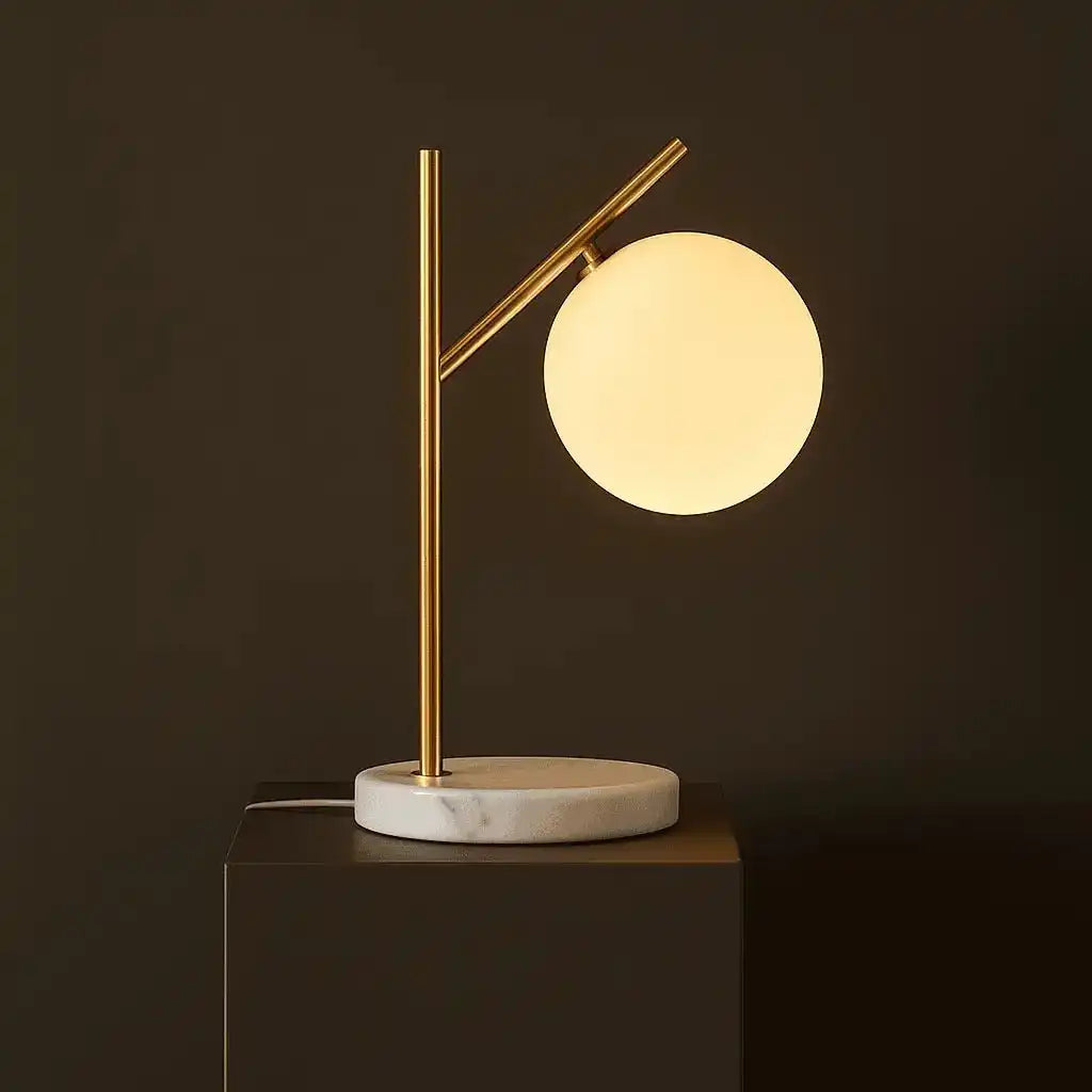 Madison Marmorlampe mit Milchglaskugel – Elegante Tischlampe