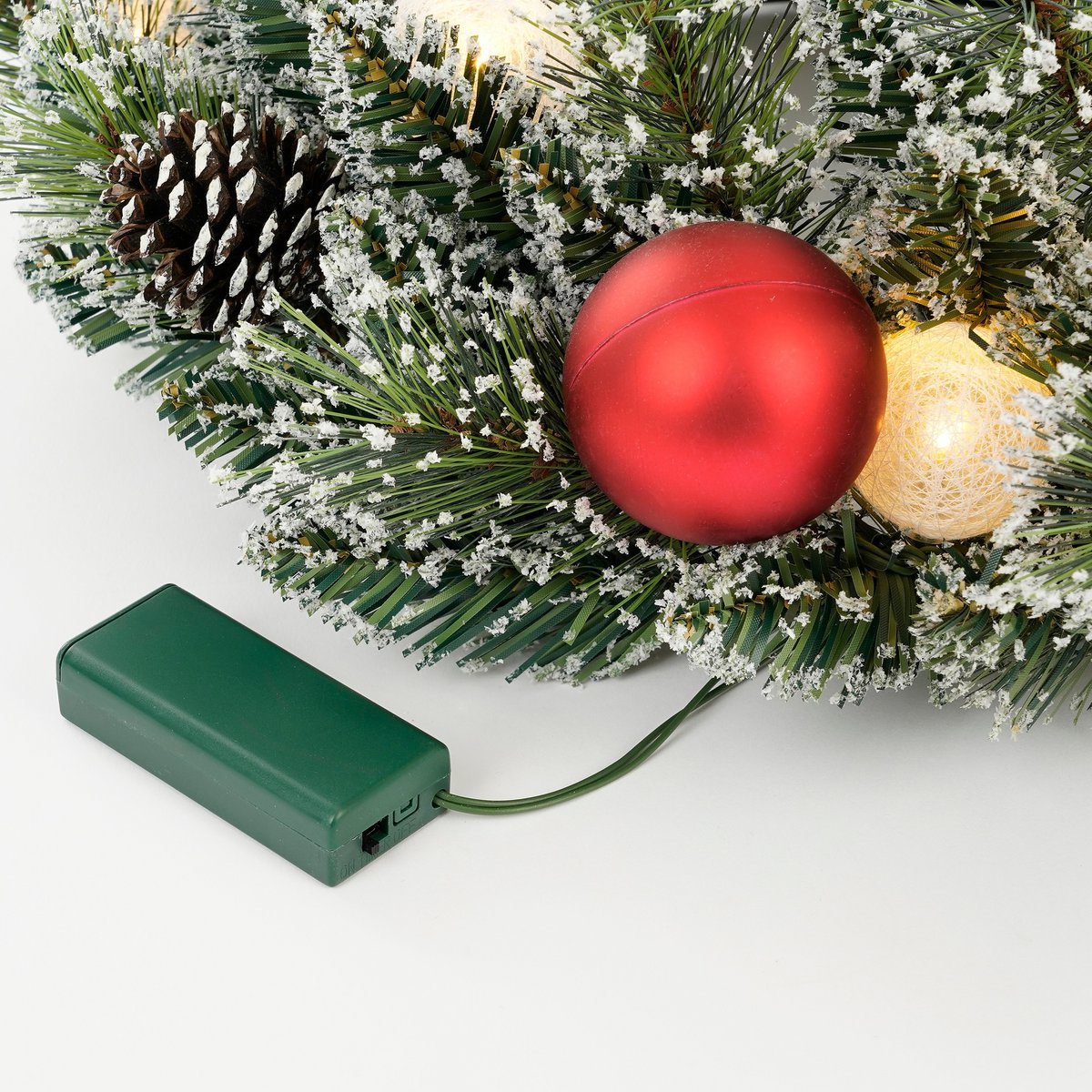 Weihnachtskranz mit warmweißer LED-Beleuchtung – Ø45 cm – Grün gefrostet, Rot