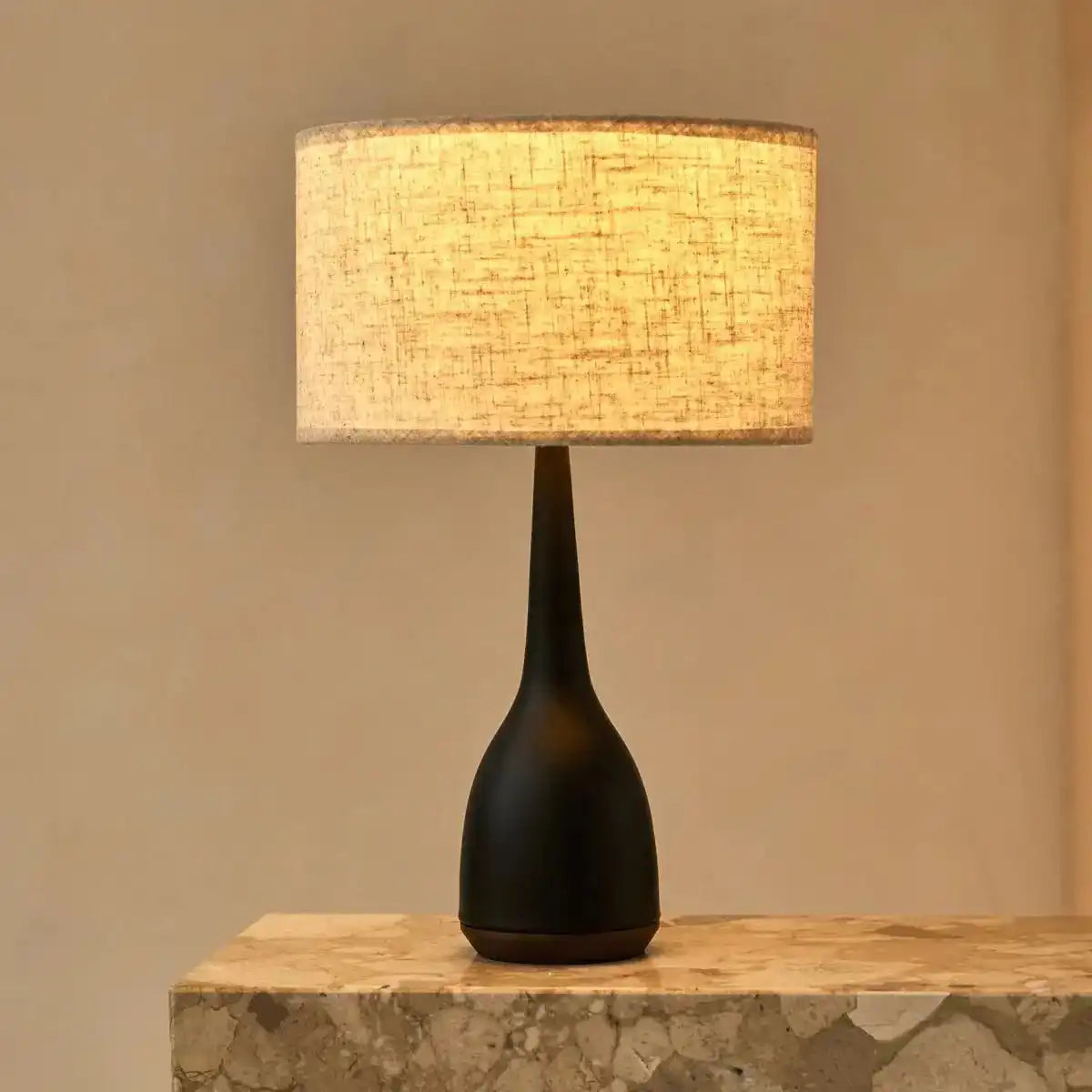 Jacob schwarze Lampe mit beigem Schirm – elegante und warme Beleuchtung