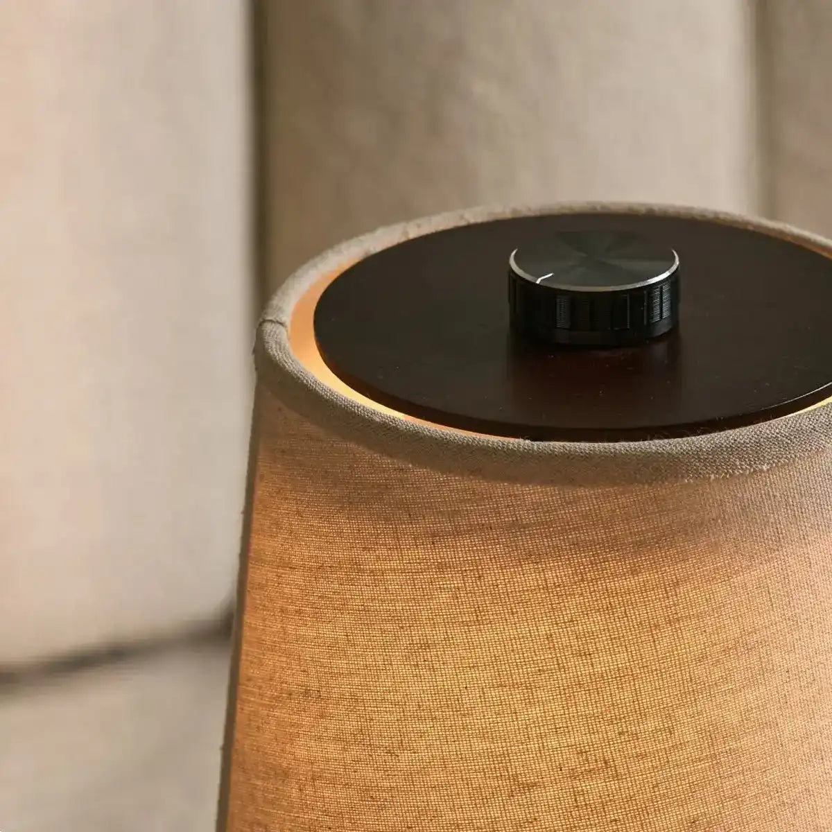 Rover dunkelbraune Holzlampe – wiederaufladbar, kabellos und dimmbarer Schirm