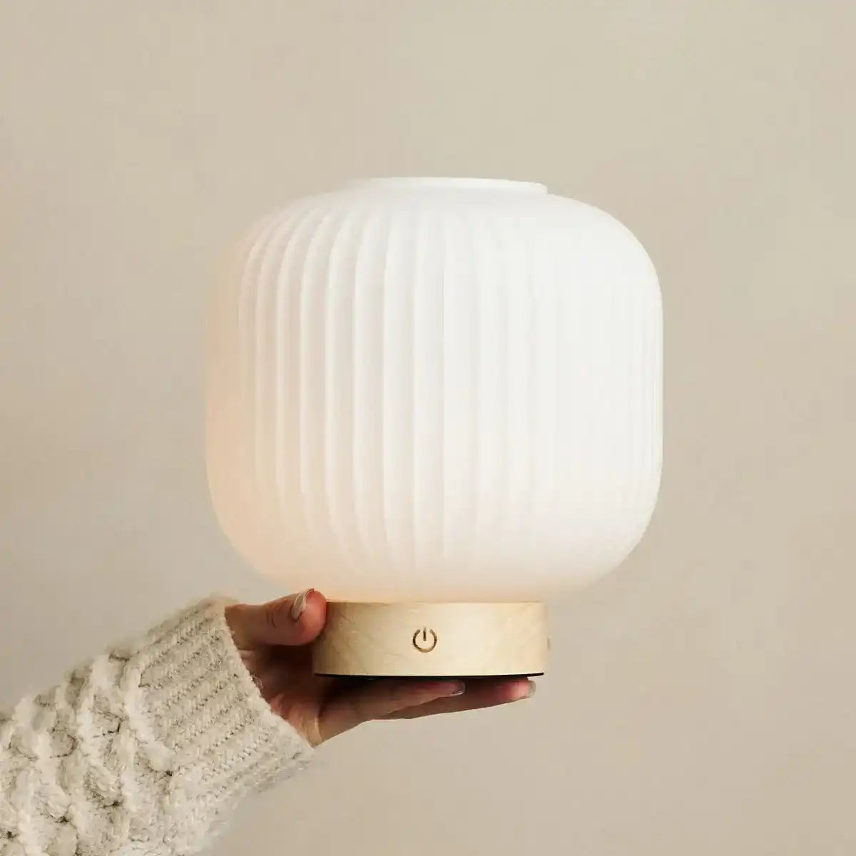 Lyla einzigartige wiederaufladbare Lampe - gefrostete Glas & Holzbasis, dimmbar, 3 Lichtmodi