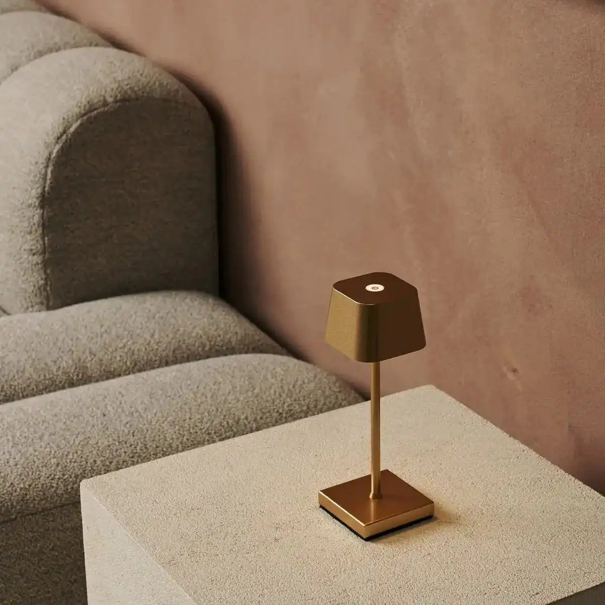 Sarphati Mini Gold Cordless Tischlampe Perfekt für Gastfreundschaftsbranche - drahtlose wiederaufladbare über Ladestation, dimmbare Lampe und 3 Lichtmodi