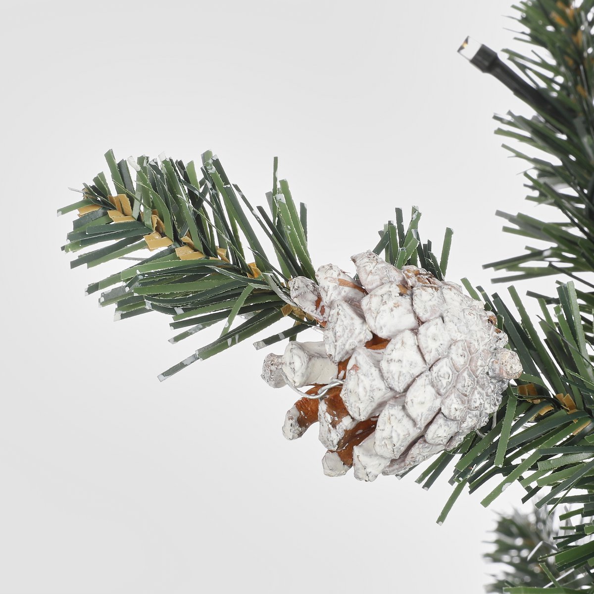 Set bestehend aus 2 Weihnachtsbäumen und 1 Kranz mit LED-Beleuchtung – Grün