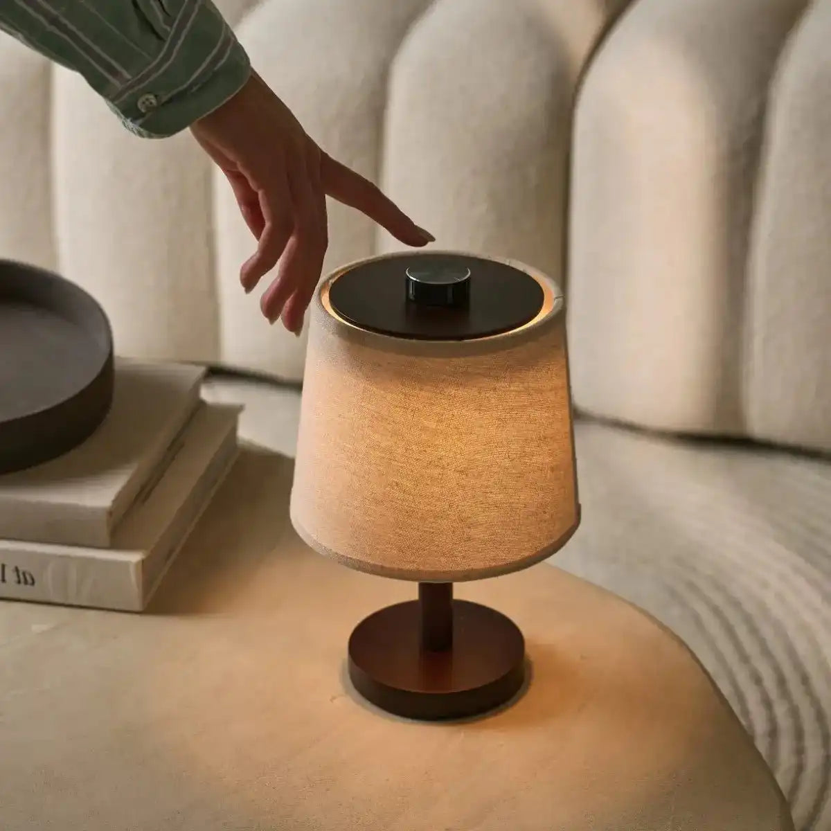 Rover dunkelbraune Holzlampe – wiederaufladbar, kabellos und dimmbarer Schirm